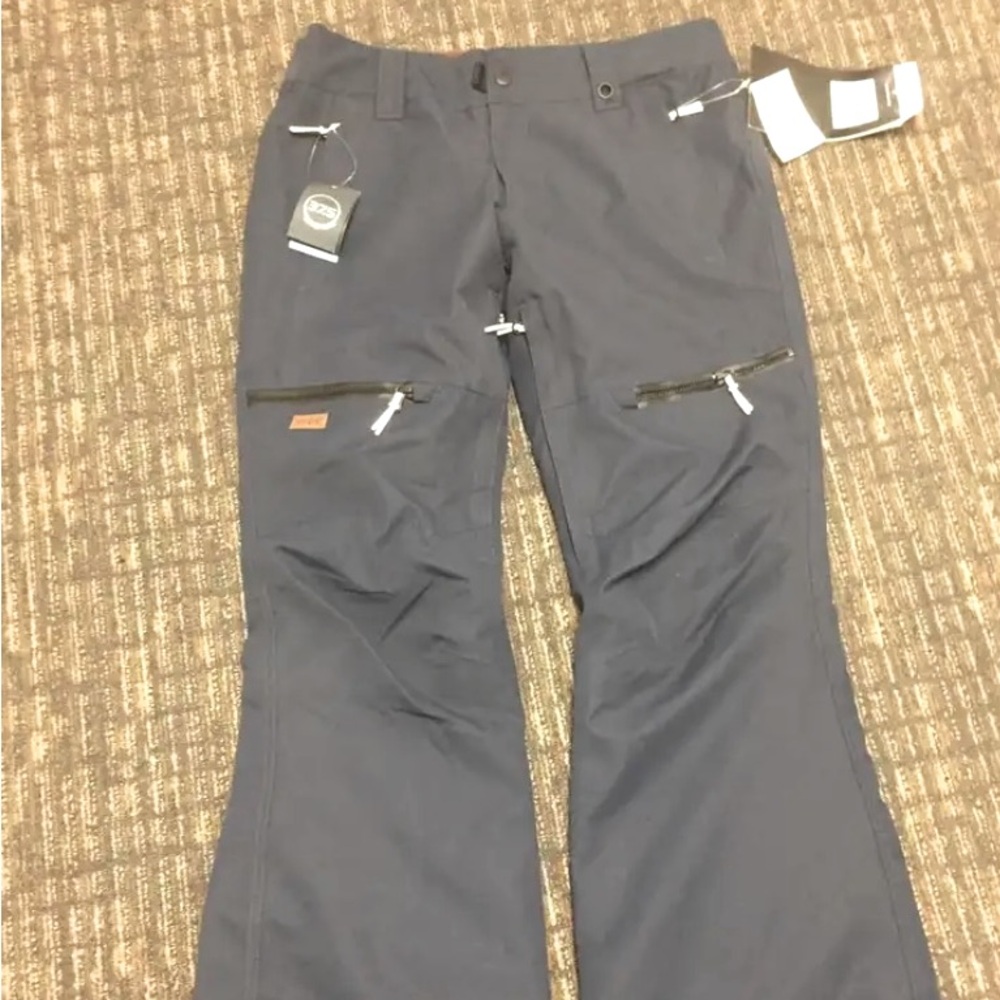 Snow pants / tags still on